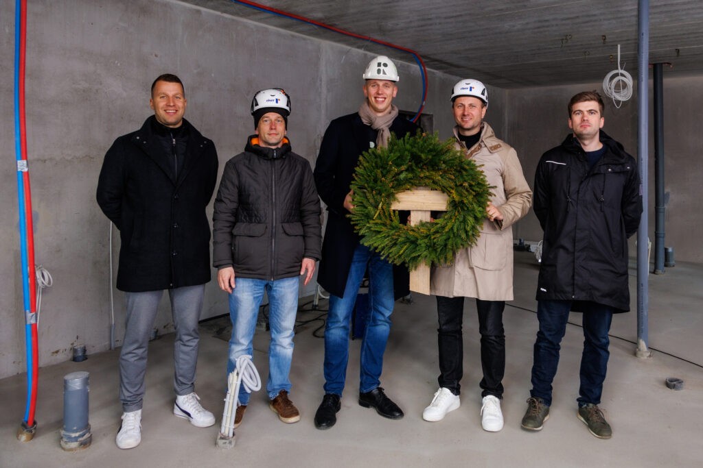 Saue südamesse kerkinud Keskuse Kodude arendus jõudis eelmisel neljapäeval olulise tähiseni – saavutati hoonete maksimaalne kõrgus, mida tähistati sarikapeoga. 